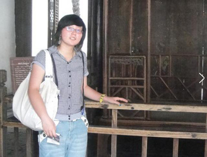 Năm lớp 11, cô theo đuổi một bạn nam rất lâu, sau đó cả hai hẹn hò 1 tháng thì bạn trai đòi chia tay với lý do muốn tập trung học nhưng thật ra là đã lén lút yêu đương một cô gái xinh đẹp hơn.