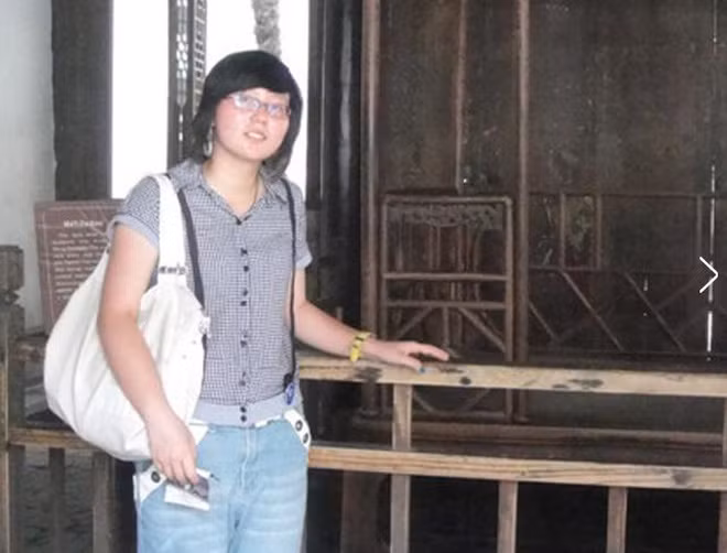 Năm lớp 11, cô theo đuổi một bạn nam rất lâu, sau đó cả hai hẹn hò 1 tháng thì bạn trai đòi chia tay với lý do muốn tập trung học nhưng thật ra là đã lén lút yêu đương một cô gái xinh đẹp hơn.