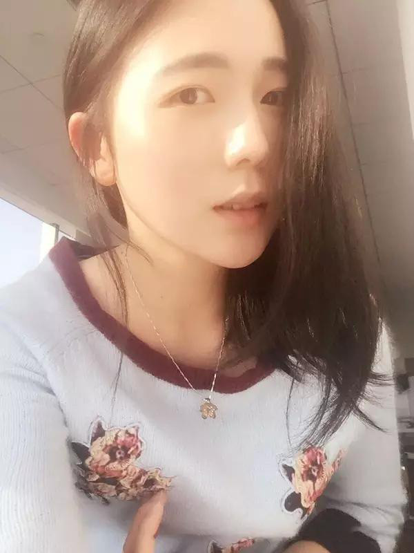 Quá đau lòng, Tiểu Lạc tìm đến người bạn trai hỏi rõ ràng thì nhận được câu trả lời: "Cóc mà đòi ăn thịt thiên nga à?" khiến cô nàng vô cùng đau khổ. Sau lần bị chê bai ngoại hình, cô ngày càng trở nên tự ti.