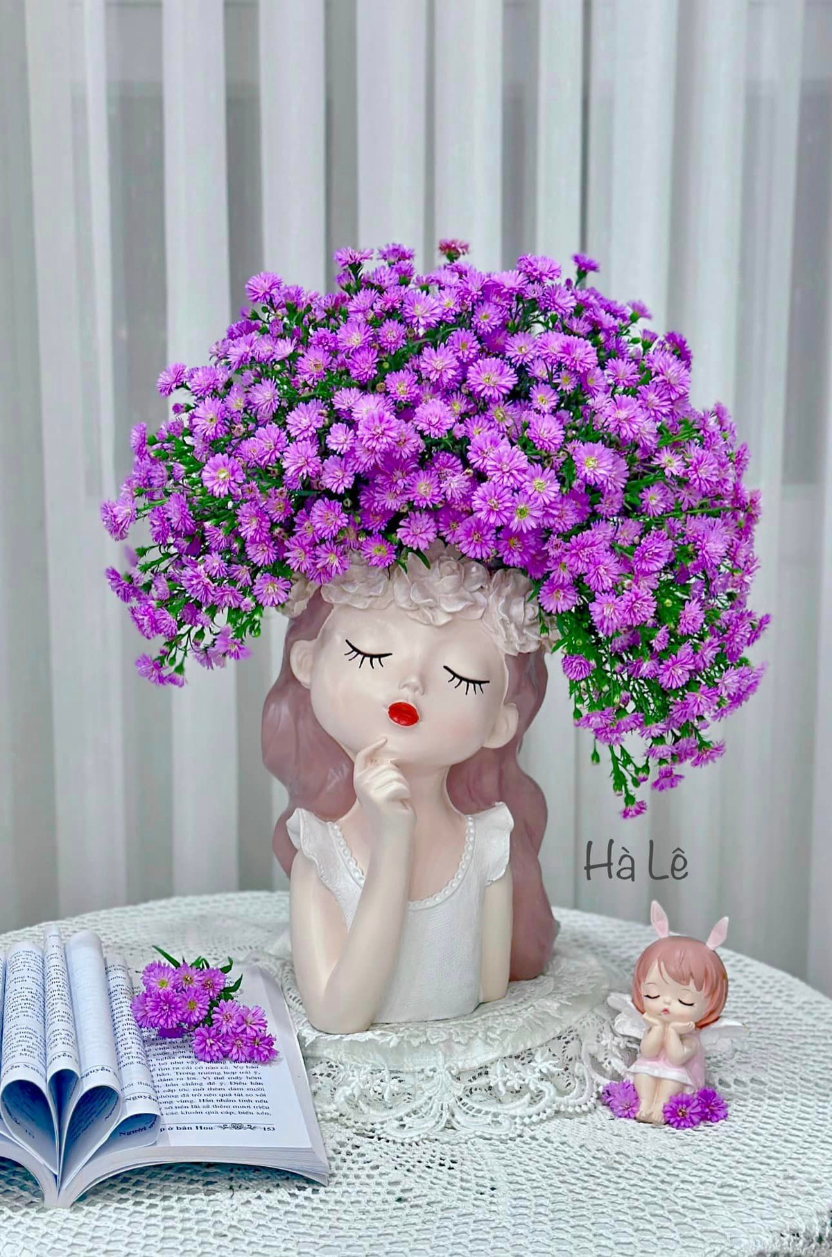 Chị Hà Lê cho biết hiện tại ở nhà có đến một bộ sưu tập bình hoa lên tới 300 bình: "Mê hoa, mê luôn cả bình hoa, cứ thấy đẹp là mua thôi. Mua không tiếc luôn đó, 1 tuần chị phải cắm 3-4 lần hoa mới. Mua bình, mua hoa còn nhiều hơn cả mua quần áo và trang sức".