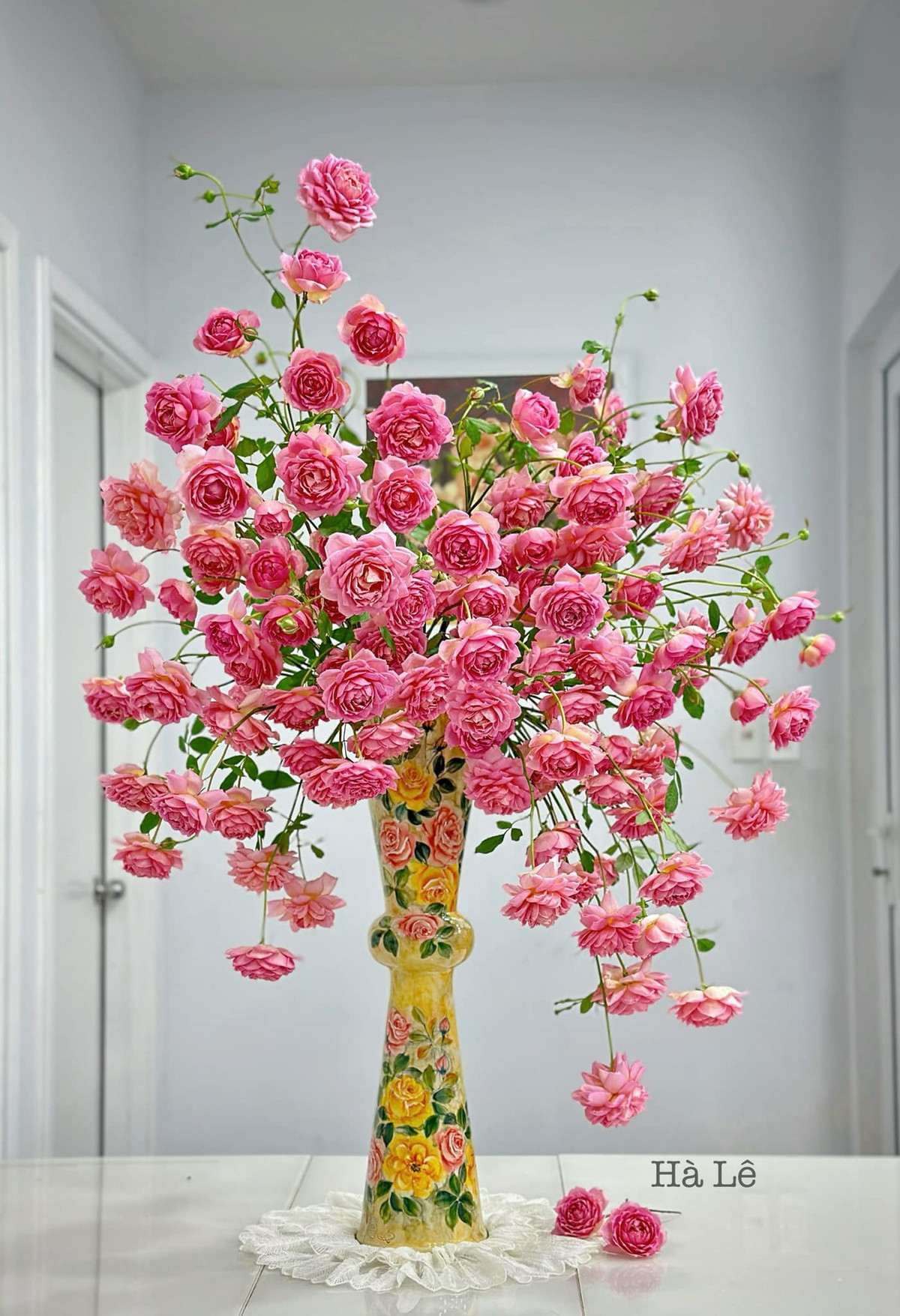 Hà Lê tự nhận mình là người không hề khéo tay, nhưng chính sự mày mò cùng tìm hiểu từ đam mê giúp chị tạo nên những thành phẩm xinh xắn. Những video của chị góp phần cổ vũ các chị em nội trợ không khéo tay hay làm tạo được bình hoa đẹp để thư giãn sau một ngày làm việc mệt mỏi.