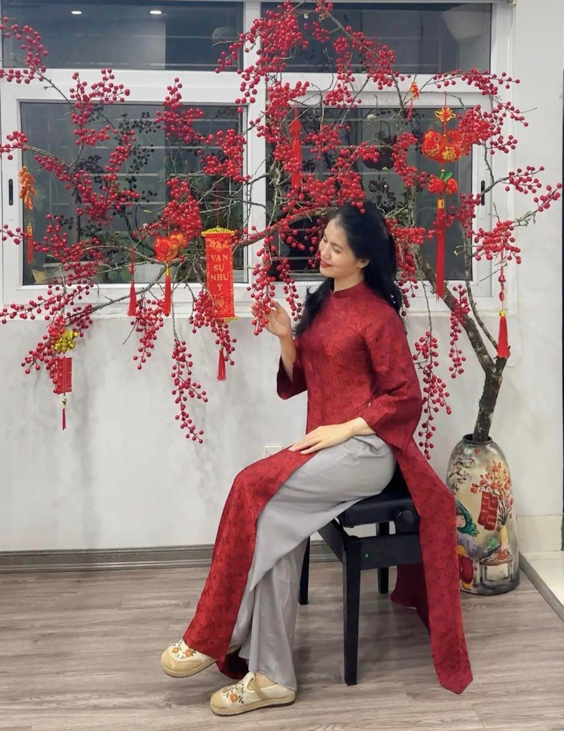 Điểm thu hút ở những video của Hà Lê không chỉ là thành phẩm là một lọ hoa rất xinh, mà còn là chất giọng truyền cảm, ấm áp của chị.