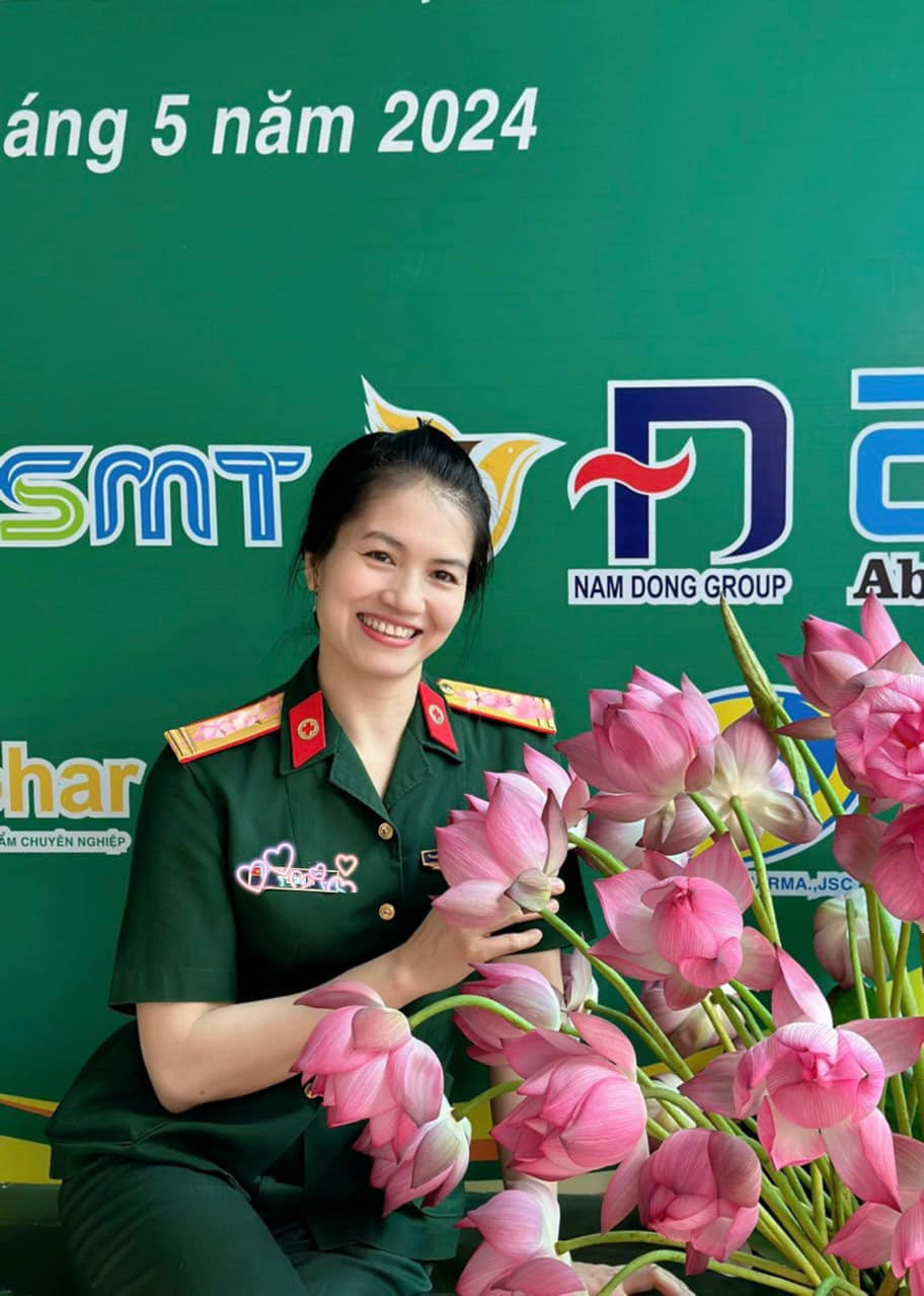 Nổi lên với những video hướng dẫn cắm hoa cực khéo tay trên Tiktok, mới đây Hà Lê khiến nhiều người bất ngờ khi tiết lộ mình là một nữ quân y, hiện cô làm công việc điều dưỡng tại bệnh viện quân y 354.