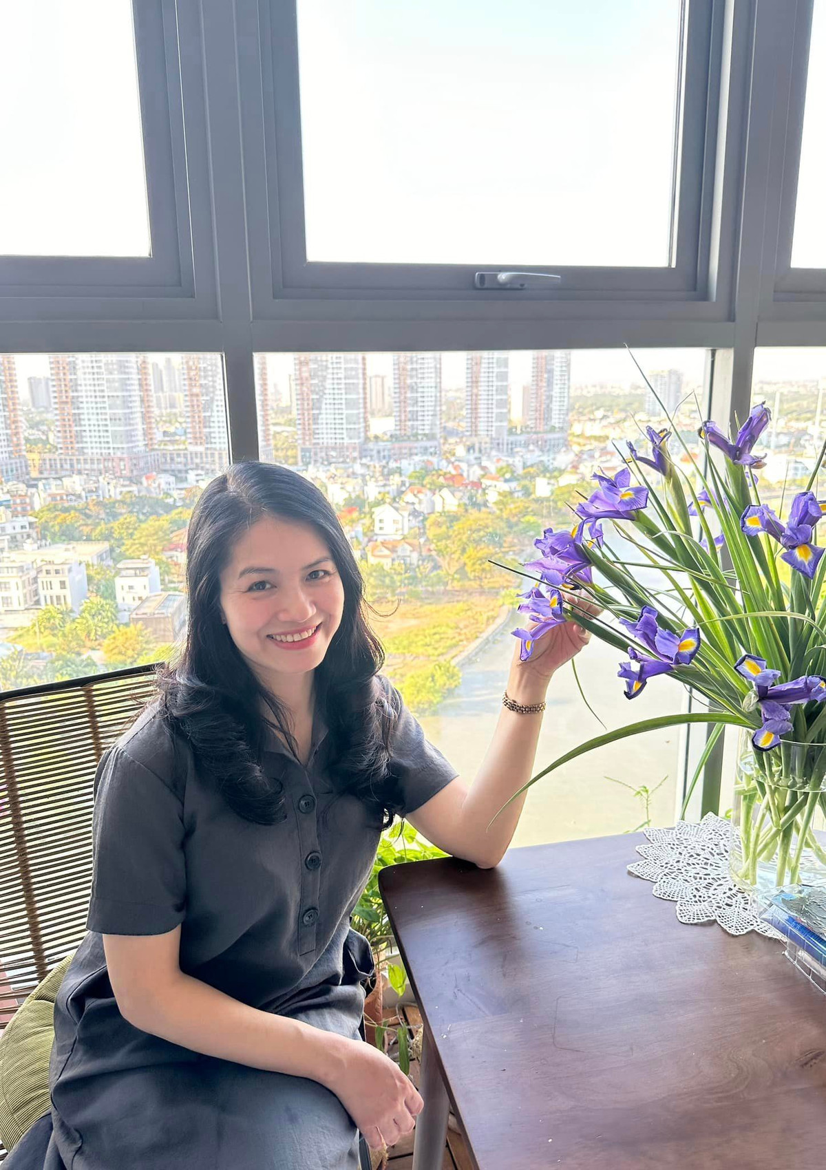 Điều này khiến nhiều người vốn đã theo dõi kênh của cô từ lâu cực kỳ ngạc nhiên, vì nhiều người nghĩ rằng cô là một người nội trợ toàn thời gian.