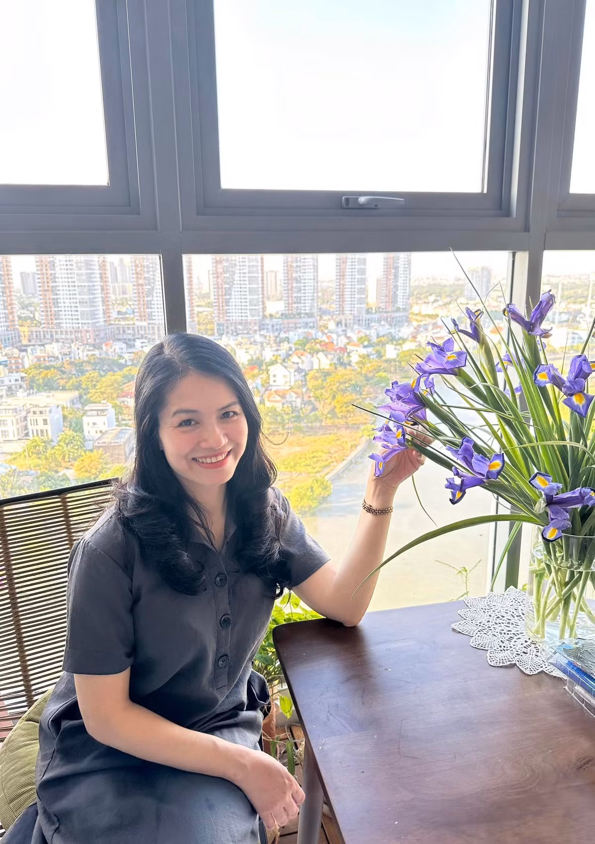 Điều này khiến nhiều người vốn đã theo dõi kênh của cô từ lâu cực kỳ ngạc nhiên, vì nhiều người nghĩ rằng cô là một người nội trợ toàn thời gian.