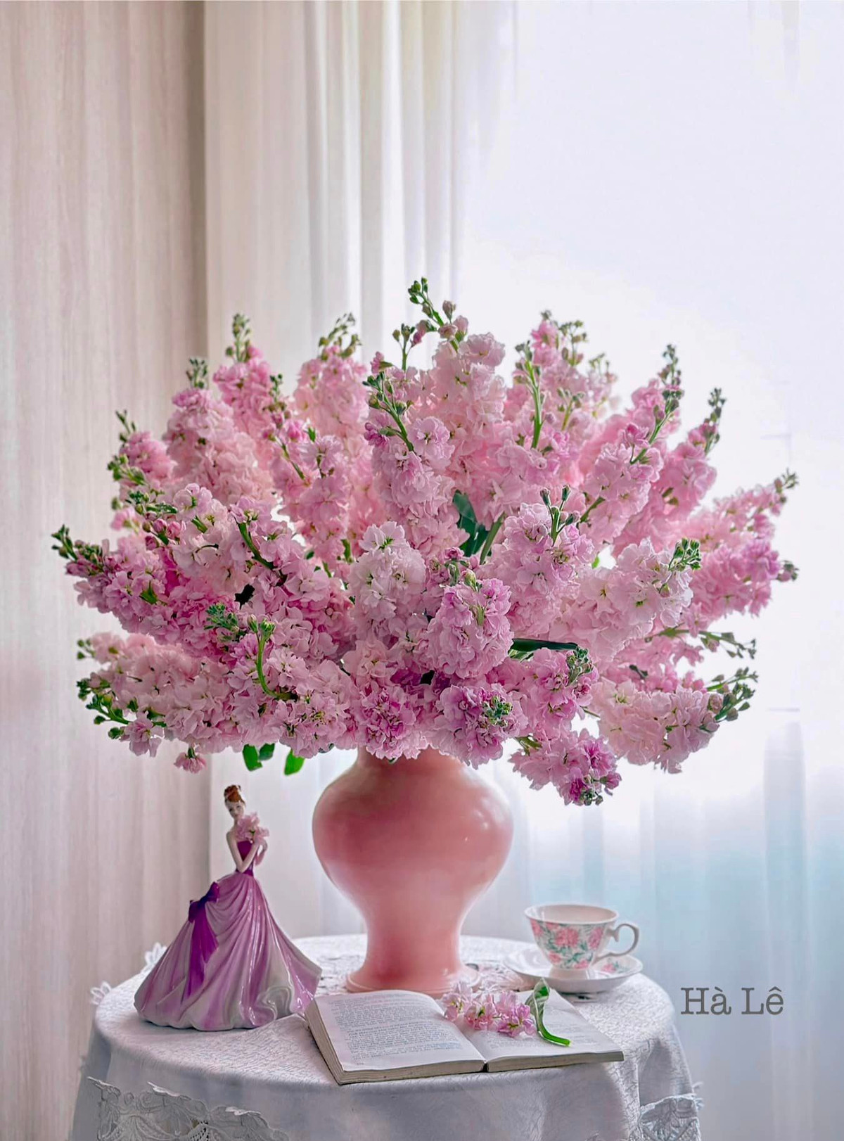 Không chỉ cắm hoa ở nhà, mỗi lần cơ quan có công việc hay sự kiện, Hà Lê cũng đảm nhận công việc cắm hoa đầy yêu thích.