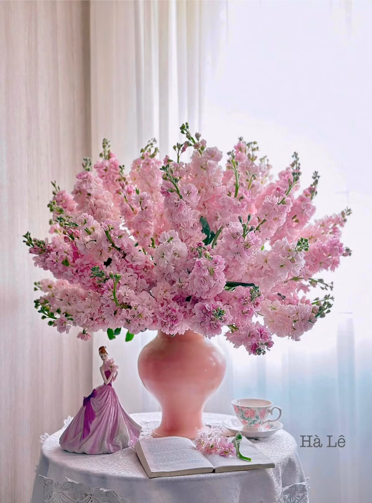 Không chỉ cắm hoa ở nhà, mỗi lần cơ quan có công việc hay sự kiện, Hà Lê cũng đảm nhận công việc cắm hoa đầy yêu thích.