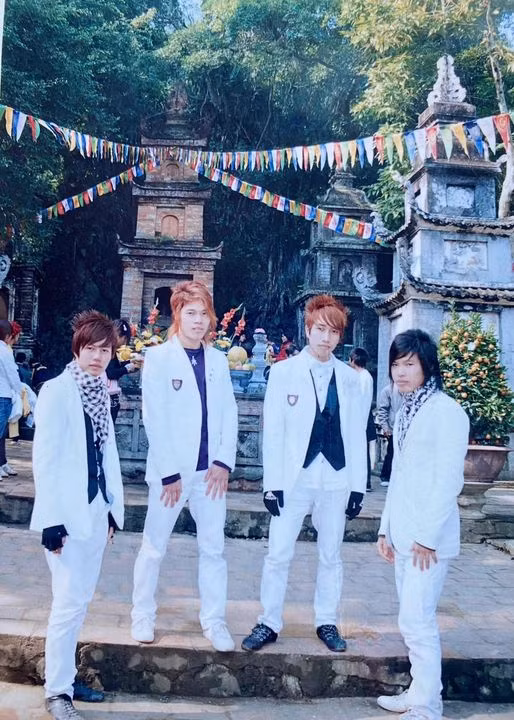 Phong cách tương tự nhóm nhạc HKT huyền thoại 1 thời.