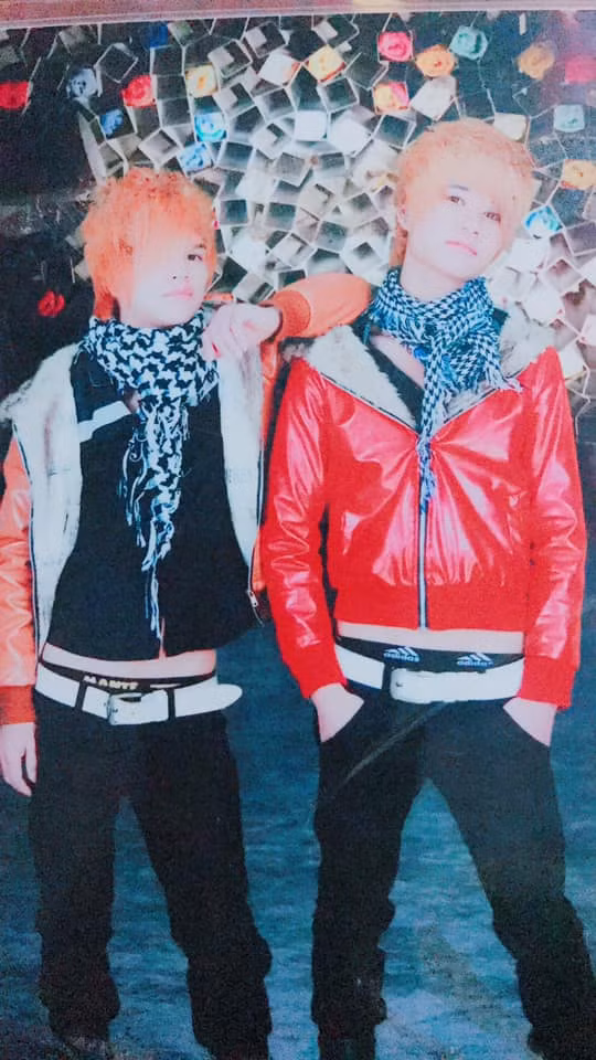 Quần cặp trễ, thắt lưng bản to, áo da, khăn rằn,.. đủ combo của 1 dân chơi thứ thiệt.