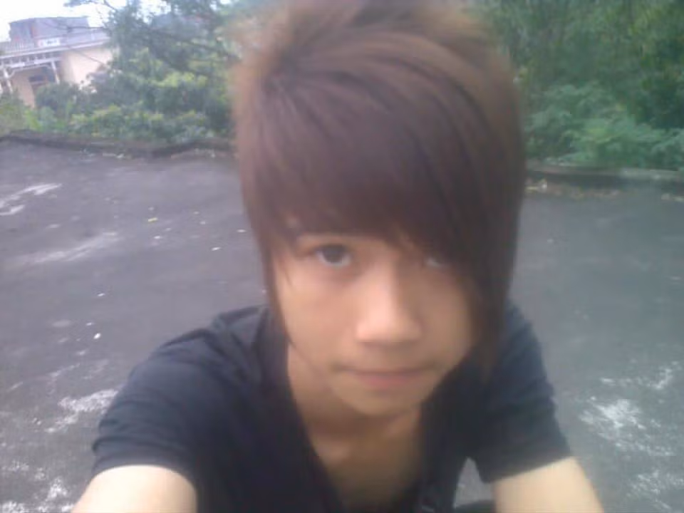 Còn ai nhớ kiểu tóc "chôm chôm" cùng góc selfie huyền thoại bằng cam sau điện thoại này không.