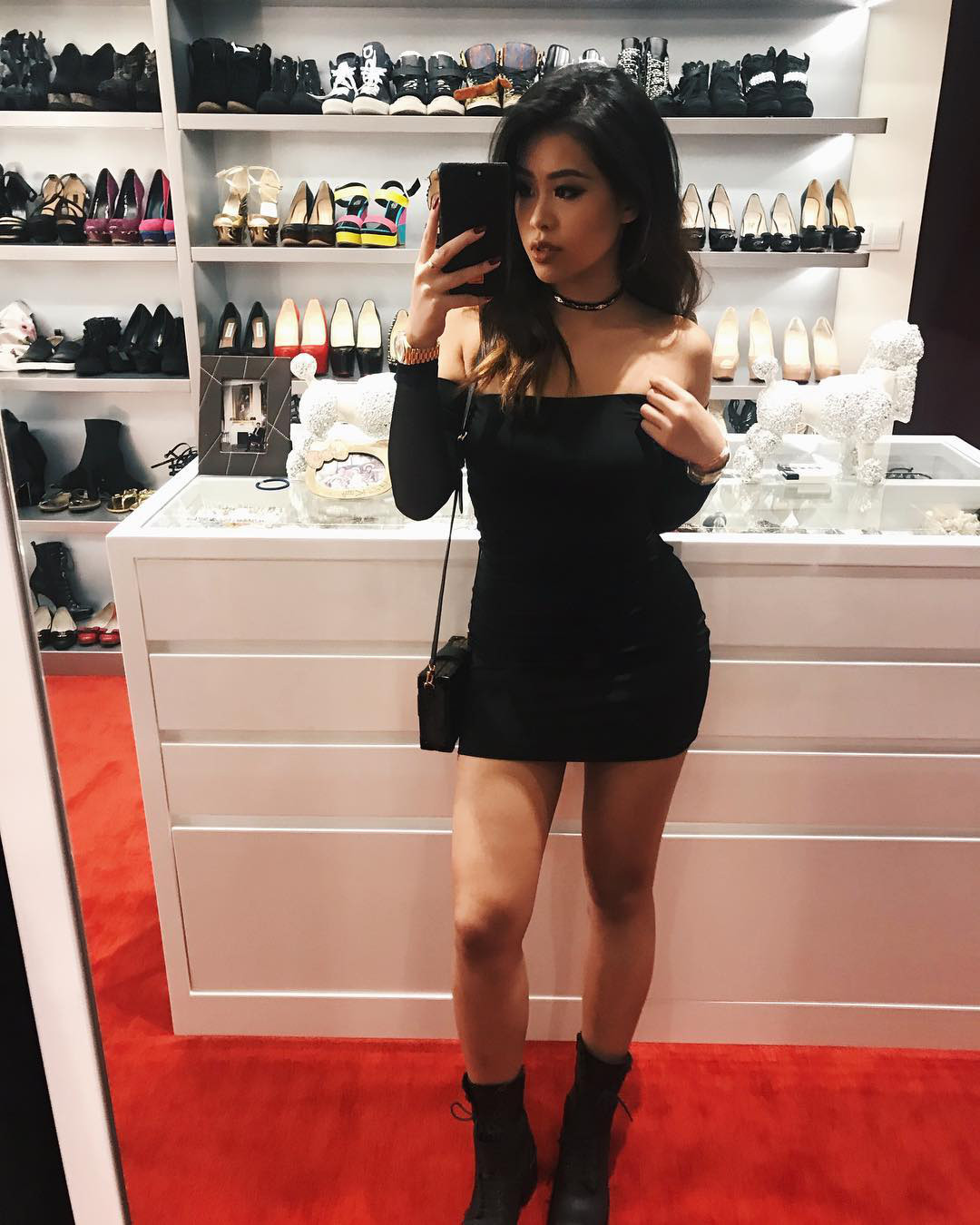 Rich Kid Tiên Nguyễn mê hàng hiệu và những chuyến du lịch đắt đỏ. Trên trang cá nhân, "Em chồng Tăng Thanh Hà" thường xuyên check-in tại nước ngoài, tham gia show diễn của các nhà mốt đình đám cũng như tuần lễ thời trang lớn trên thế giới.