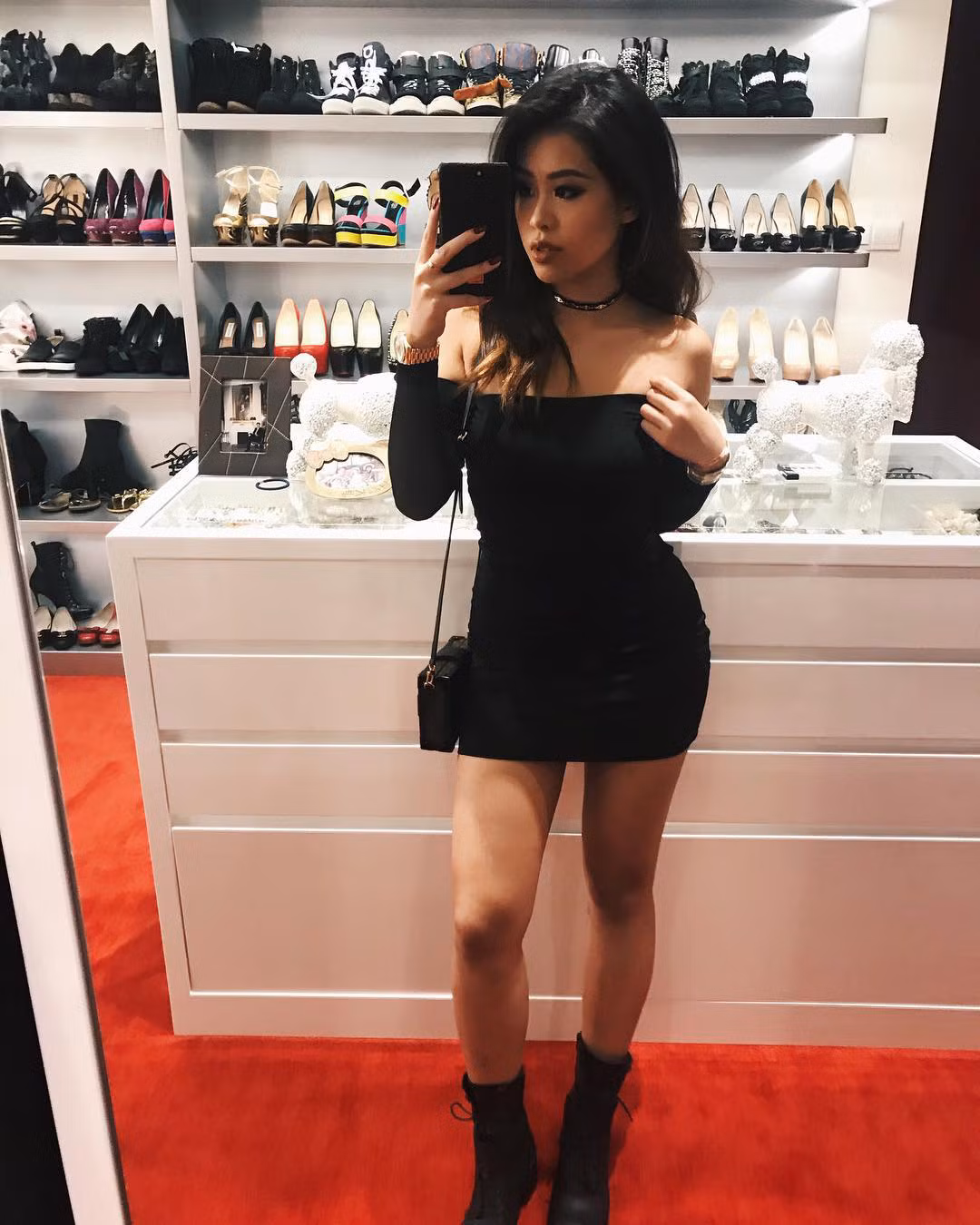 Rich Kid Tiên Nguyễn mê hàng hiệu và những chuyến du lịch đắt đỏ. Trên trang cá nhân, "Em chồng Tăng Thanh Hà" thường xuyên check-in tại nước ngoài, tham gia show diễn của các nhà mốt đình đám cũng như tuần lễ thời trang lớn trên thế giới.