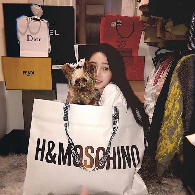 Cách đây không lâu, clip "oanh tạc" Las Vegas (Mỹ) cùng mẹ của Rich Kid Nguyễn Cẩm Tú (SN 1992) thu hút sự quan tâm đặc biệt của cộng đồng mạng. Chỉ trong 1 lần mua sắm đó, cô tiêu hết 100.000 USD (khoảng 2,3 tỷ đồng).