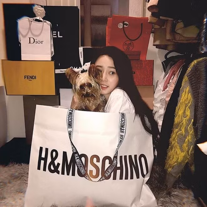 Cách đây không lâu, clip "oanh tạc" Las Vegas (Mỹ) cùng mẹ của Rich Kid Nguyễn Cẩm Tú (SN 1992) thu hút sự quan tâm đặc biệt của cộng đồng mạng. Chỉ trong 1 lần mua sắm đó, cô tiêu hết 100.000 USD (khoảng 2,3 tỷ đồng).