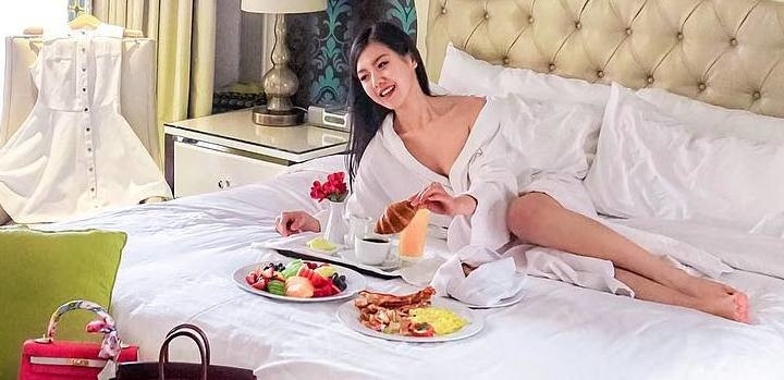 "Mình không trải nghiệm hơn 50 dòng siêu xe mà là vô số từ dòng bình thường cho tới cao cấp. Chồng mình cũng buôn siêu xe nên chuyện sở hữu chúng cũng không có gì đặc biệt. Mình thích đi xe nào sẽ có xe đó" - Tiểu Giang từng cho biết.