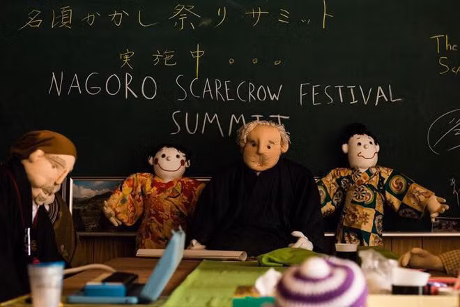 Nickname T.L bình luận: "Bà có tài ghê, nhìn xa xa còn tưởng người thật. Chắc làng này lại chỉ toàn người già cô đơn, thanh niên bỏ hết lên thành phố rồi còn đâu".