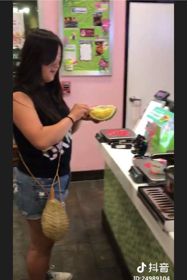 Ban đầu nhiều người sẽ nghĩ cô gái này "đầu óc có vấn đề" khi đeo lủng lẳng một trái sầu riêng đầy gai bên hông. Nhưng sau đó ai cũng bất ngờ khi phát hiện ra rằng đó không phải là một trái sầu riêng mà là một... chiếc túi xách.