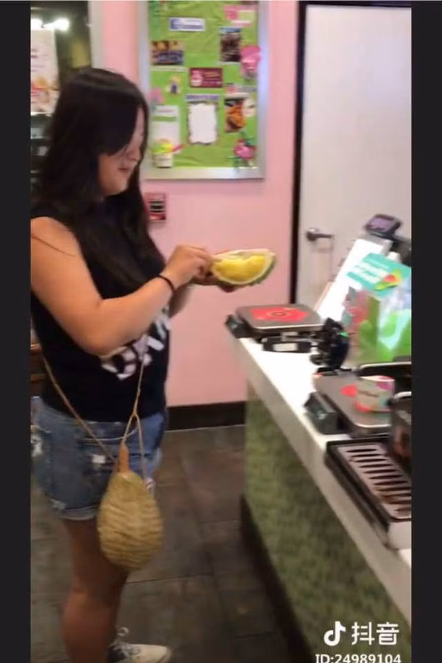 Ban đầu nhiều người sẽ nghĩ cô gái này "đầu óc có vấn đề" khi đeo lủng lẳng một trái sầu riêng đầy gai bên hông. Nhưng sau đó ai cũng bất ngờ khi phát hiện ra rằng đó không phải là một trái sầu riêng mà là một... chiếc túi xách.