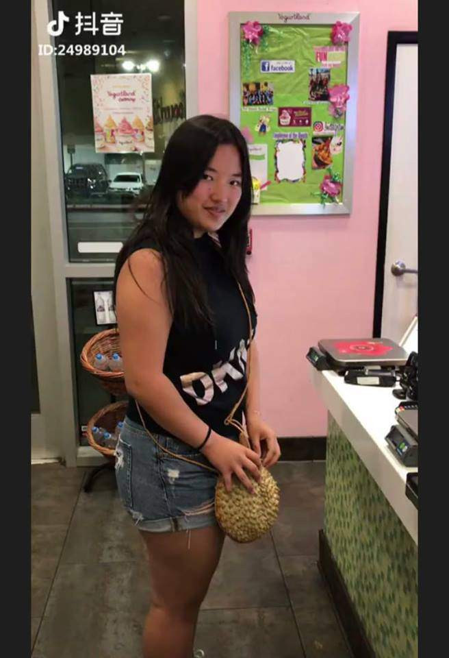Trước đây một cô gái người Trung Quốc đã gây xôn xao dân tình khi đeo chiếc túi nguyên quả sầu riêng vào cửa hàng.