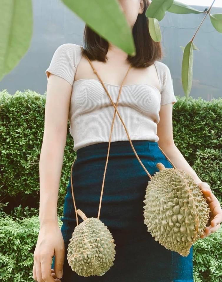 Mới đây, dân mạng chia sẻ nhiều về hình ảnh chiếc túi sầu riêng giống từ vỏ đến múi. Chiếc túi này được cộng đồng mạng nhận xét là nếu đặt cạnh quả sầu riêng thật sẽ khó phân biệt được.