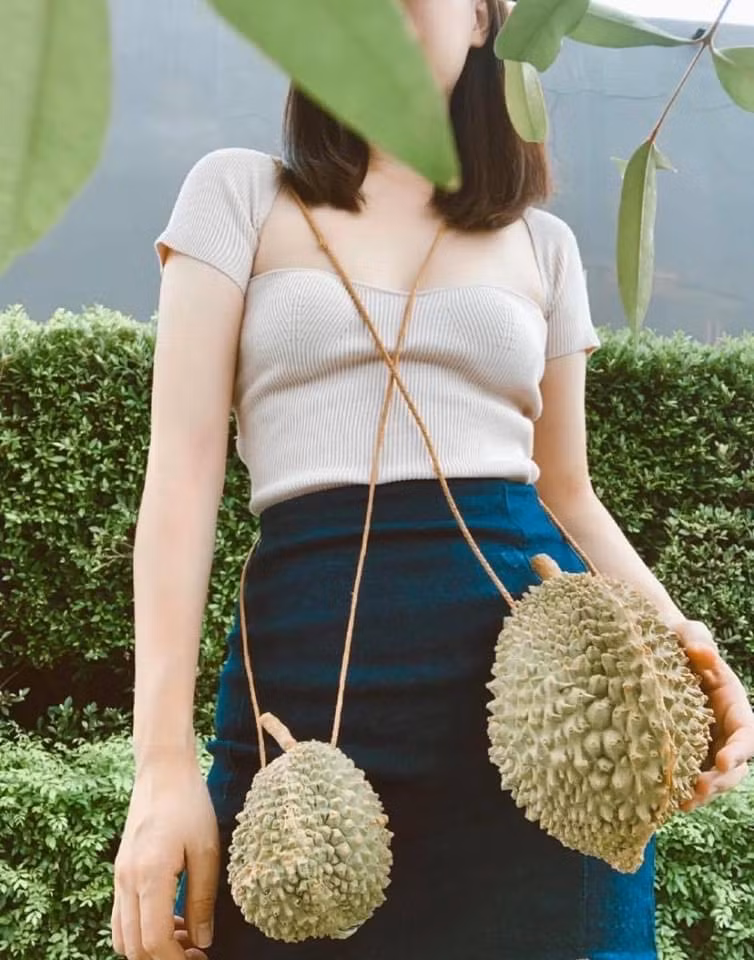 Mới đây, dân mạng chia sẻ nhiều về hình ảnh chiếc túi sầu riêng giống từ vỏ đến múi. Chiếc túi này được cộng đồng mạng nhận xét là nếu đặt cạnh quả sầu riêng thật sẽ khó phân biệt được.