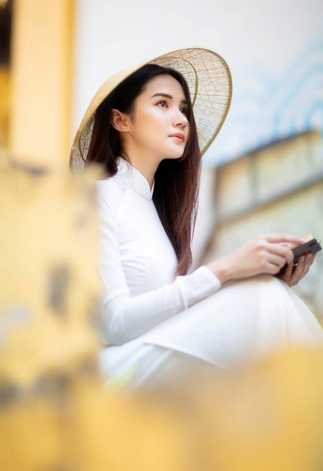 Nhắc đến Bách Khoa là nhiều người nghĩ ngay tới một ngôi trường với các môn học máy móc, khô khan với số lượng nam sinh áp đảo. Thế nhưng, "hoa trái mùa" luôn là loại hoa đẹp và được săn đón nhiều nhất, hoa khôi Bách Khoa chính là như vậy.