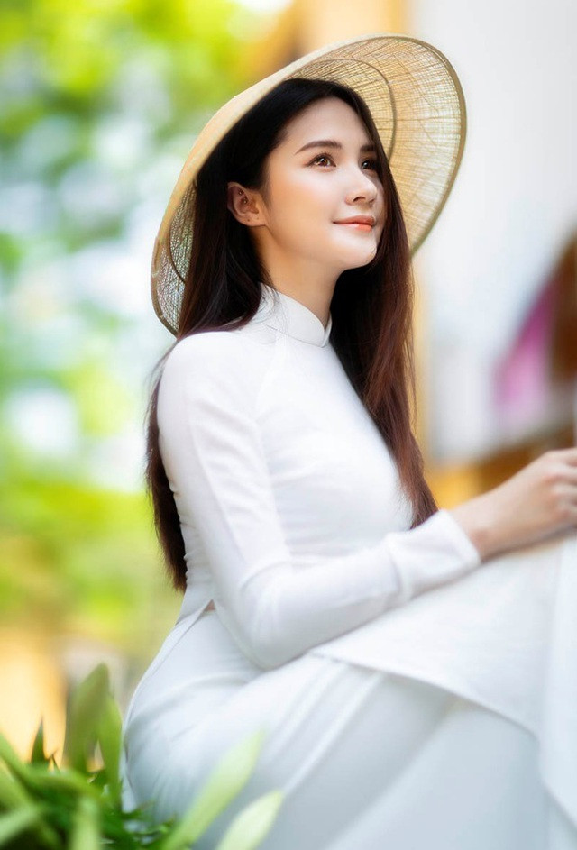 Đôi mắt to, tròn ngây thơ, sống mũi cao vút và khuôn mặt V-line của Minh Tâm khiến bất kỳ anh chàng nào cũng "loạn tim".