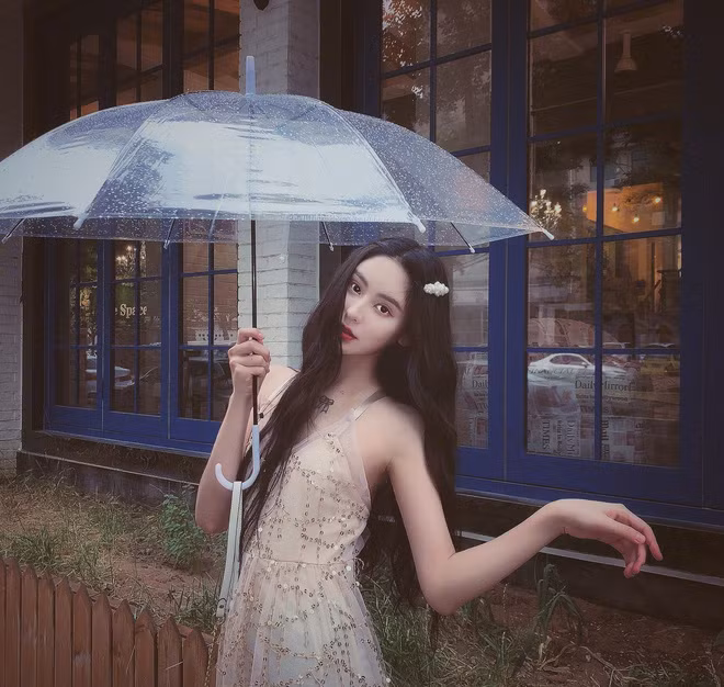 Cứ vài tuần, một cô gái Trung Quốc lại bị bóc mẽ vì sống ảo, nhan sắc ngoài đời khác xa với trên ảnh. Nạn nhân mới đây không ai khác là hot girl 10x Dương Phức Vũ, cô nàng sở hữu 2,5 triệu lượt theo dõi trên mạng xã hội.