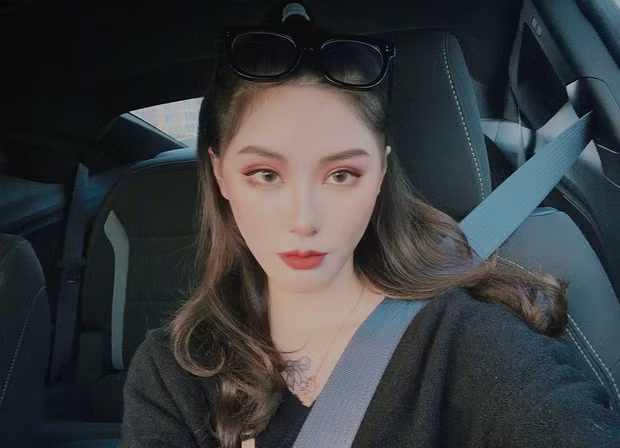 Phức Vũ không phải trường hợp đầu tiên khiến dân mạng sốc nặng khi lộ mặt thật. Thực tế các hot girl Trung Quốc ai cũng lạm dụng các ứng dụng chỉnh sửa ảnh để trở nên xinh đẹp hơn. Chính bởi vậy mà đã có nhiều trường hợp "ngã ngửa" khi trông thấy các hot girl này ngoài đời.