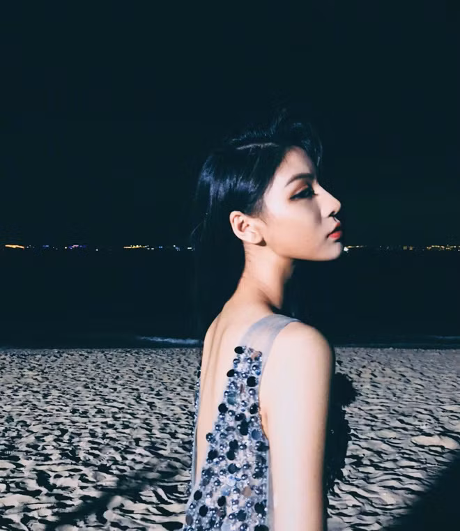 Hot girl có phong cách ăn mặc đa dạng, từ bánh bèo, sang chảnh hay cá tính đều diện tuốt và dù mặc gì thì trông cô cũng cực xinh. Chẳng thế mà có người bình luận rằng đối với trường hợp của Phức Vũ thì lụa đẹp vì người chứ không phải người đẹp vì lụa nữa.