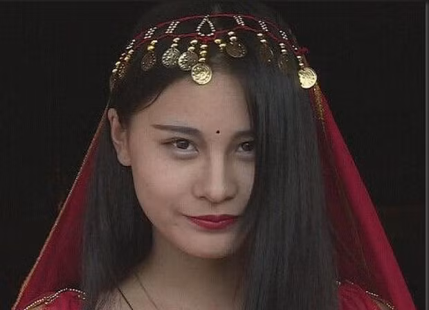 Thế nhưng mới đây, những hình ảnh của Dương Phức Vũ chưa qua chỉnh sửa bị lộ ra khiến ai nấy đều phải hết hồn. Thay vì đôi mắt to, mũi nhỏ và khuôn miệng chúm chím, hot girl có khuôn mặt không được nét nào đẹp nếu chẳng muốn nói là xấu.