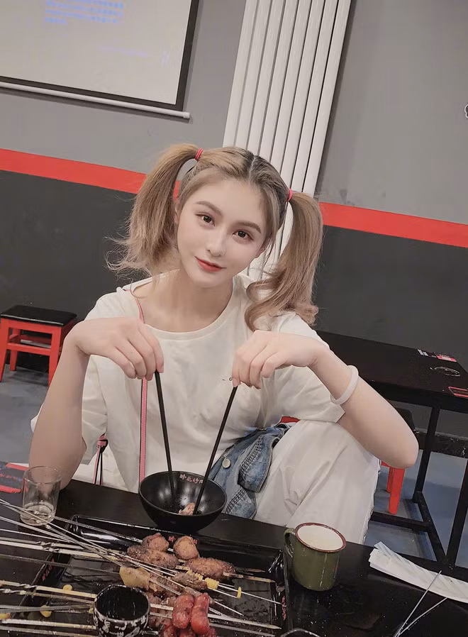 Thậm chí nhiều người cho rằng Phức Vũ đã gian lận tuổi khi trông cô không hề giống sinh năm 2000 mà thay vào đó là 8x thì đúng hơn. Sau khi lộ ảnh chưa qua photoshop, hot girl mất đi một lượng fan lớn trên mạng xã hội.