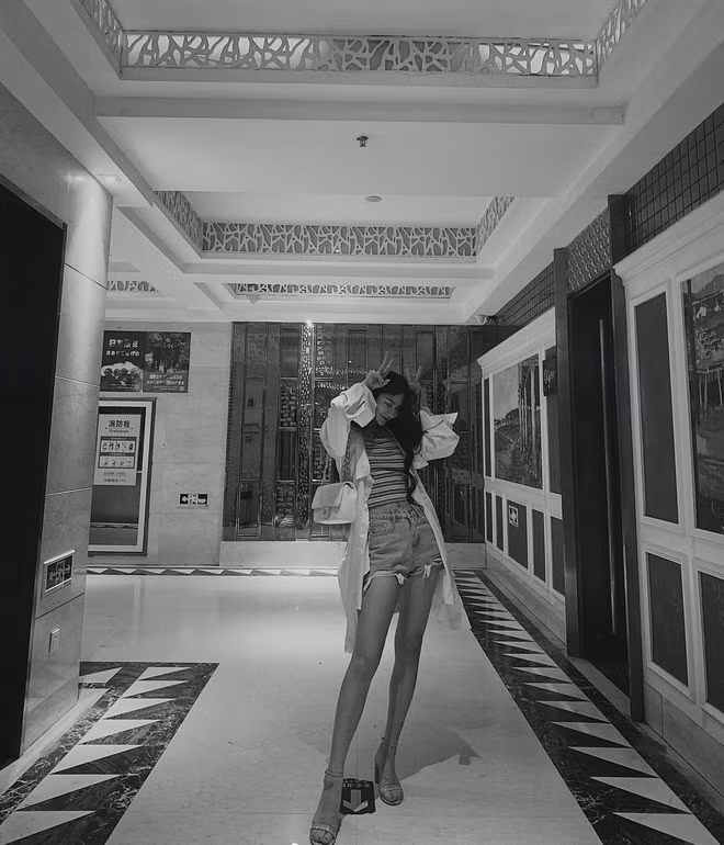 Không chỉ có thế, hot girl Trung Quốc còn có cuộc sống cực sang chảnh, thường xuyên check-in tại những địa điểm sang trọng, nhà hàng đắt tiền và khoe mua sắm đồ hiệu không tiếc tiền.