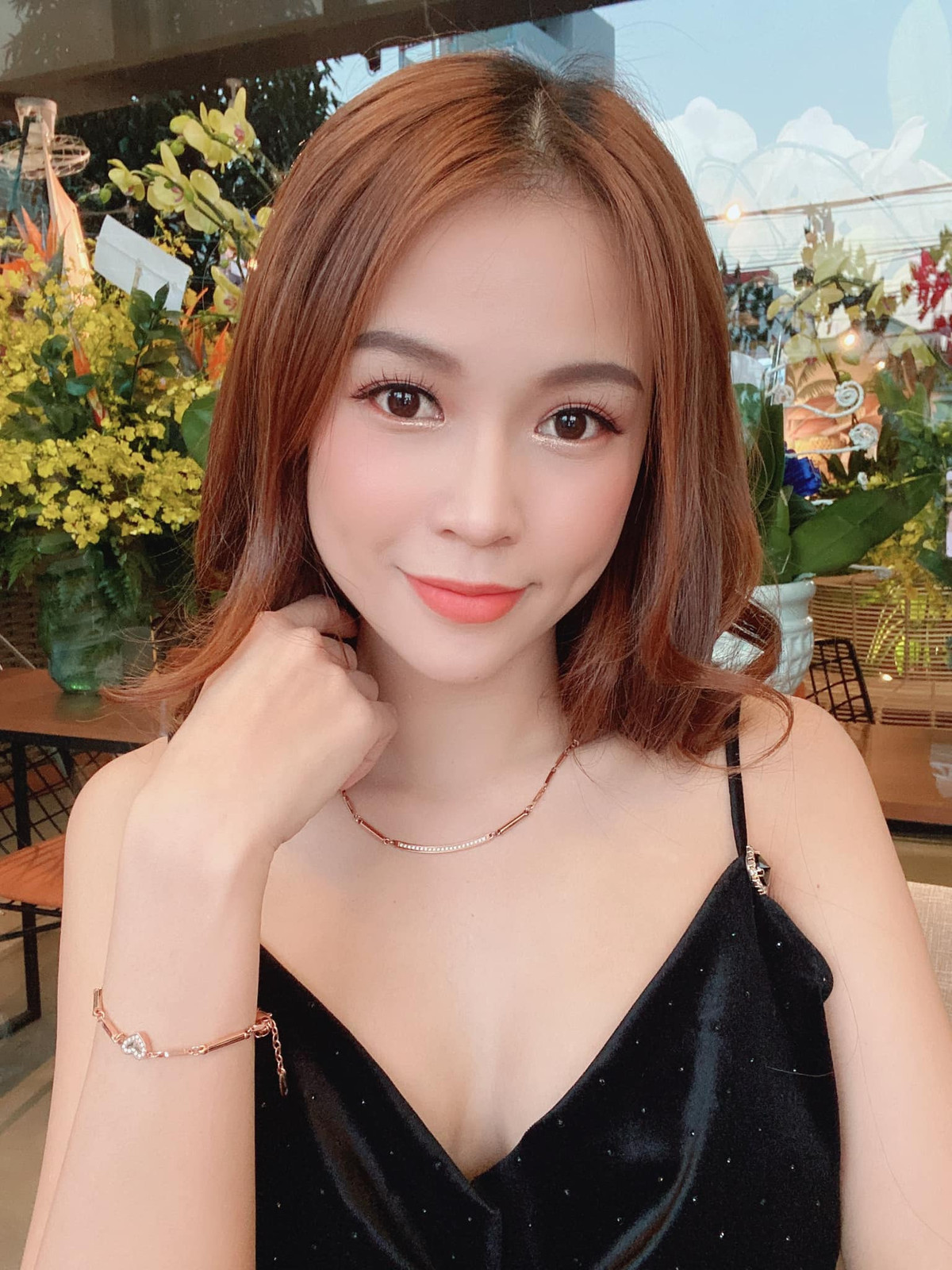 Sam (tên thật là Nguyễn Hà My, SN 1990) là một trong những hot girl đời đầu của Việt Nam. Gương mặt xinh xắn nhưng thứ khiến cô nàng thật sự thu hút giữa một "rừng" gái xinh là chiếc má lúm cực duyên dáng.