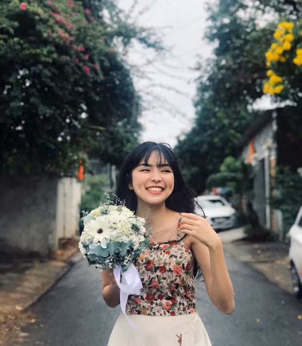 Trước khi được chú ý vơi "Mắt biếc", Khánh Vân là hot girl đình đám trên mạng xã hội, là gương mặt quen thuộc trong những bộ ảnh lookbook của nhiều thương hiệu thời trang.