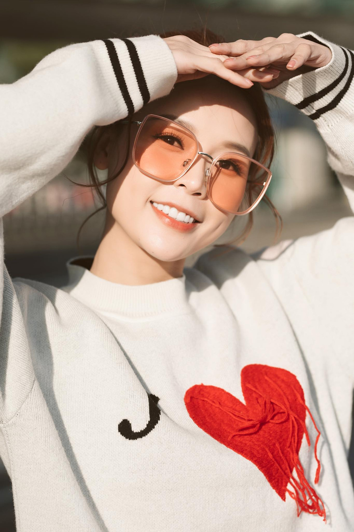 Sam cũng là một trong những hot girl 9x có sự nghiệp sạch sẽ khi chưa từng dính vào bất kỳ scandal nào. Cô nàng chăm chỉ đóng phim, dẫn chương trình và tham dự sự kiện.