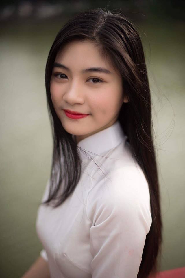 Hiện tại, Nam Phương đang theo học ngành Ngoại ngữ tại ĐH Công nghiệp TP.HCM. Bên cạnh việc học, hot girl cũng thường xuyên tham gia làm mẫu ảnh cho một số thương hiệu thời trang.