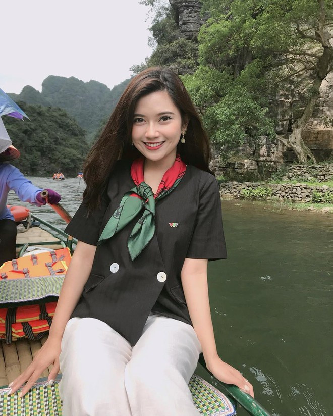 Nữ biên tập viên tiếng anh của kênh VTV4, Nguyễn Thu Phương (SN 1995, Hà Nội) cũng gây chú ý bởi sở hữu nét xinh đẹp dịu dàng và má lúm siêu yêu. Cô nàng tốt nghiệp chuyên ngành báo chí của ĐH Westminster London, Anh.