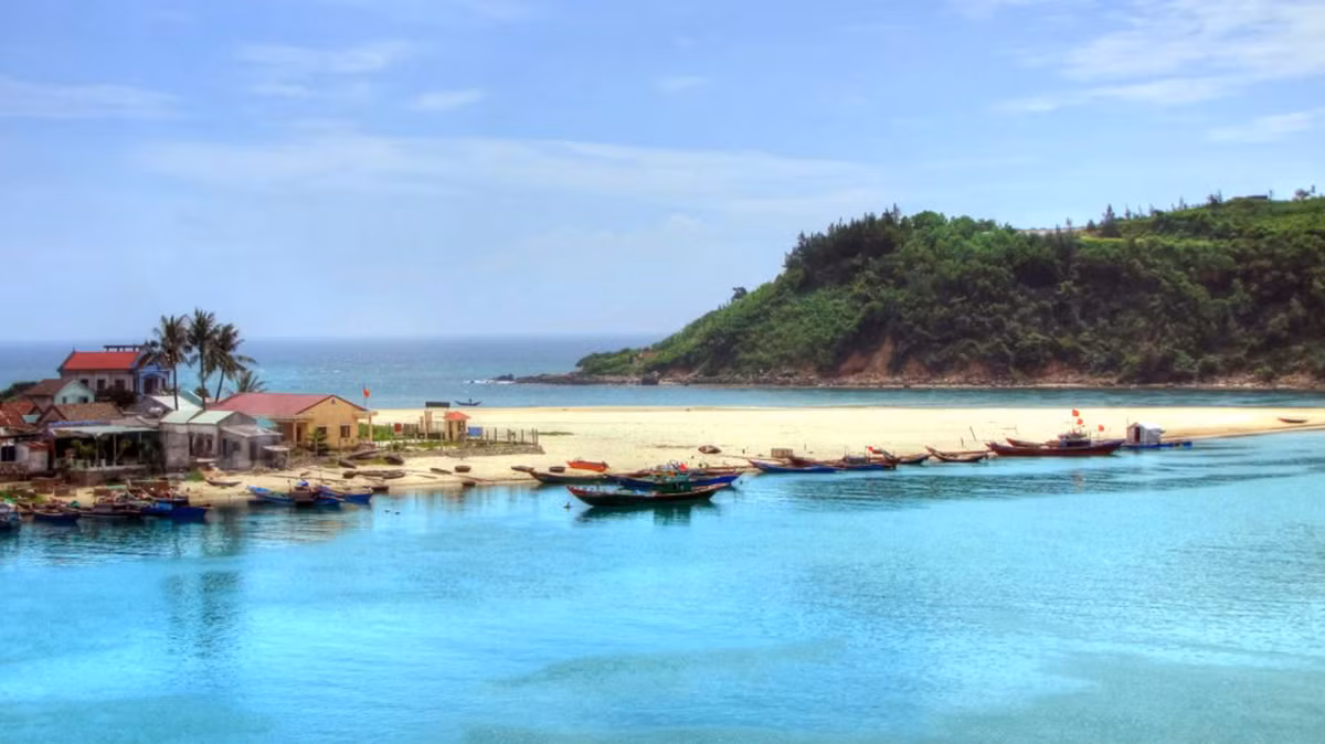 Vịnh Lăng Cô có 2 mùa phân hóa khá rõ rệt là mùa nóng và mùa lạnh. Thời điểm lý tưởng nhất để đi du lịch là từ tháng 4 – tháng 7 hàng năm.