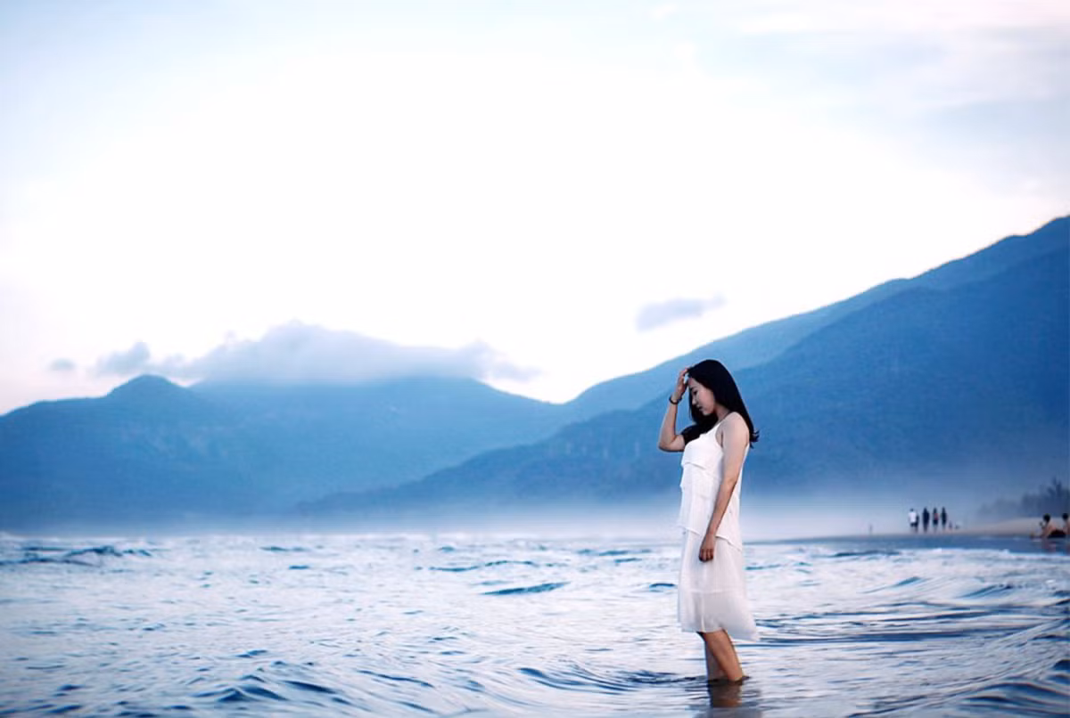 Là một trong những vịnh biển đẹp nhất thế giới, Lăng Cô sẽ mang đến cho bạn nhiều trải nghiệm thú vị như: ngắm hoàng hôn trên Phá Tam Giang, câu cá đầm Lập An, tham quan núi Bạch Mã, và đặc biệt là ngắm vịnh từ đèo Hải Vân.