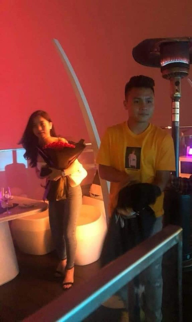 Ngày 8/3 vừa qua, Quang Hải và Nhật Lê bị bắt gặp khi đang hẹn hò trong một nhà hàng sang trọng ở Hà Nội.