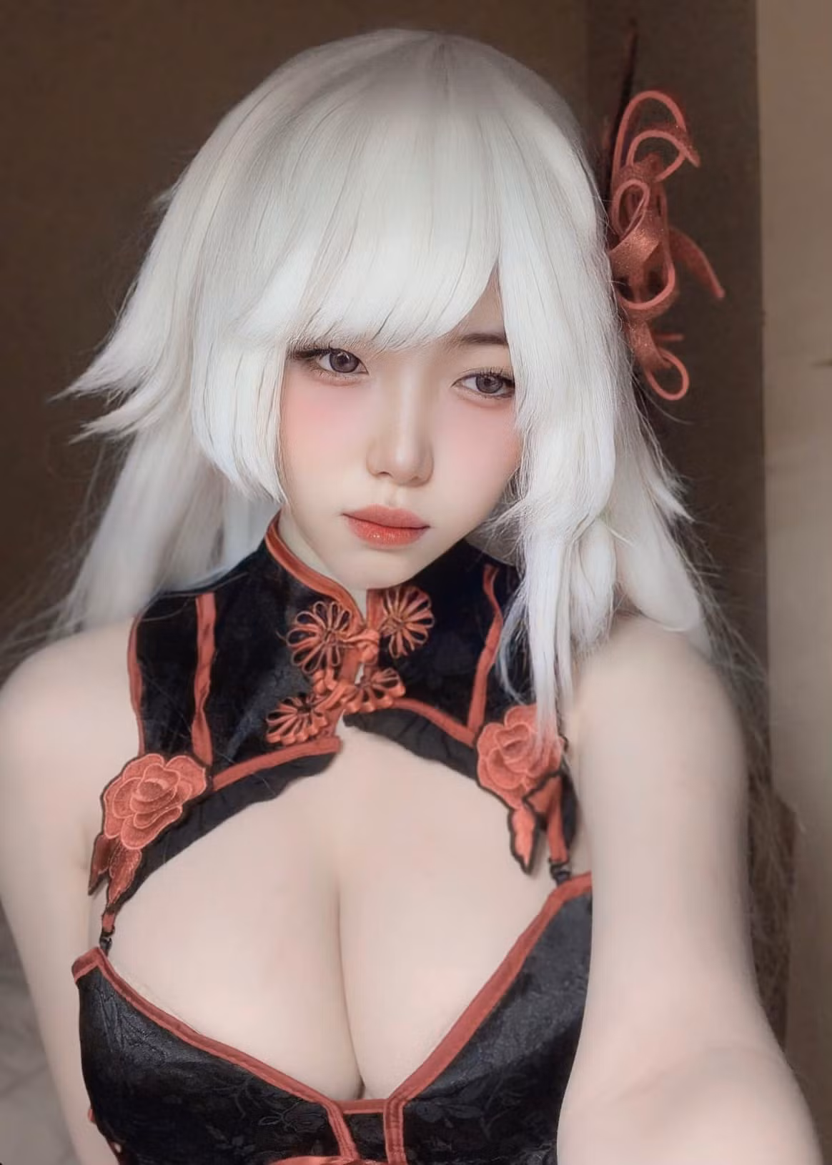 Tác giả của bộ ảnh cosplay là Phùng Vũ Huyền Linh - một nữ coser Việt Nam. Cô nàng này đã hóa thân thành vị tướng Sinestrea của tựa game Liên Quân Mobile.