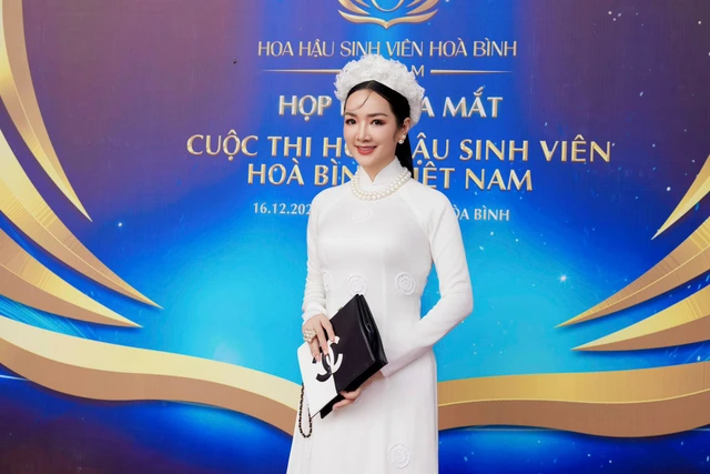 Giáng My diện áo dài trắng với trang sức vòng cổ ngọc trai nhấn nhá, dù đã bước qua tuổi 53 thế nhưng người đẹp vẫn giữ được sắc vóc thon gọn, ấn tượng.