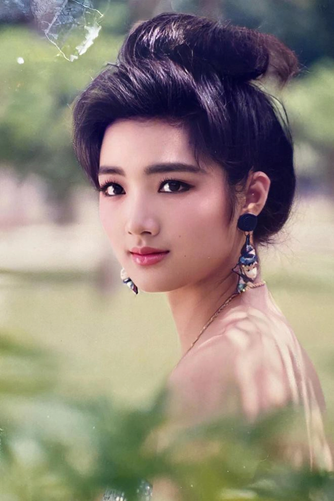 Từng đường nét trên gương mặt đều chuẩn theo "khuôn vàng thước ngọc" thời bấy giờ. Hoa hậu Giáng My cũng thường xuất hiện trên các bìa lịch, tạp chí.