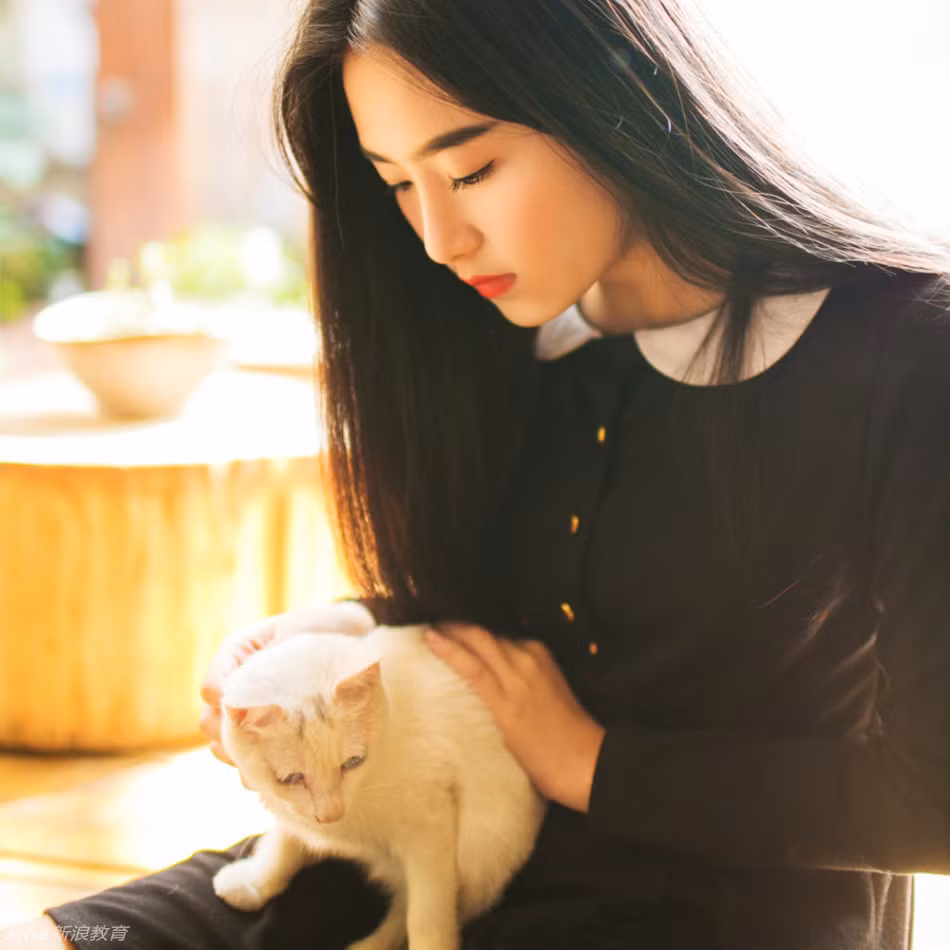 Những hình ảnh mà Khả Nhạc thể hiện thường trầm tĩnh, nhẹ nhàng và nhiều cảm xúc.