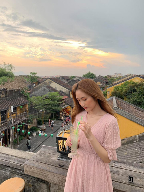 Sau đó cô chuyển đến khách sạn A La Carte nằm trên đường Võ Nguyên Giáp, nơi nổi tiếng với bể bơi vô cực đầu tiên tại Việt Nam, với view siêu đẹp, nhìn ra bãi biển Mỹ Khê.