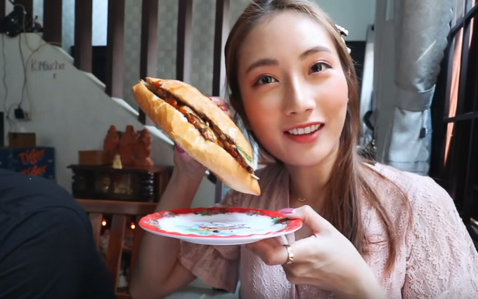 Mặc dù đã ăn bánh mì Việt Nam tại Hong Kong nhưng Gia Hân vẫn trầm trồ trước hương vị và kích cỡ của chiếc bánh tại Hội An.