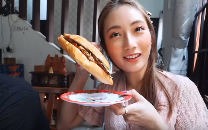 Mặc dù đã ăn bánh mì Việt Nam tại Hong Kong nhưng Gia Hân vẫn trầm trồ trước hương vị và kích cỡ của chiếc bánh tại Hội An.