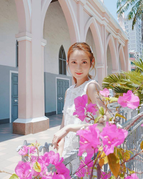 Người đẹp Hong Kong tỏ ra rất thích thú trước kiến trúc tại Bà Nà Hills vì nơi đây rất giống những ngôi làng cổ tại Châu Âu.