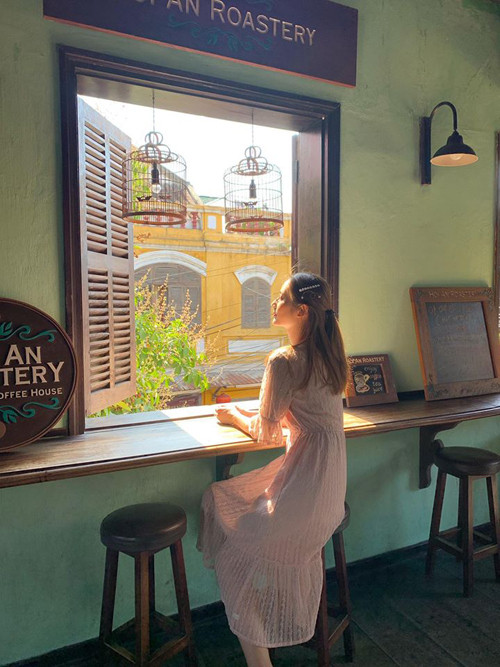 Suốt cả video trải nghiệm, Gia Hân liên tục khen ngợi ẩm thực Việt Nam. Cô nàng khuyên mọi người tới Hội An nhất định phải thử món cà phê trứng thơm ngậy. "Tôi còn thích cả cà phê cốt dừa thêm một viên kem béo ngậy phía trên, nhâm nhi thêm một tách trà nữa là tuyệt. Giá cả rất hợp lý" - Người đẹp chia sẻ.